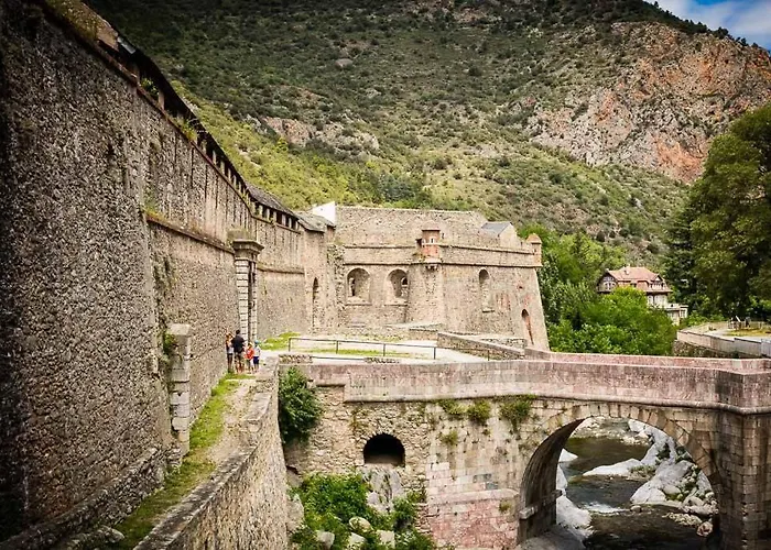 Les Maisons Du Conflent, Maisons Familiales En Pierre Au Coeur Des Remparts Nyaraló