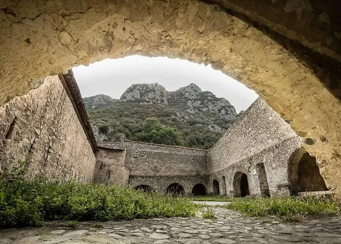 Les Maisons Du Conflent, Maisons Familiales En Pierre Au Coeur Des Remparts *