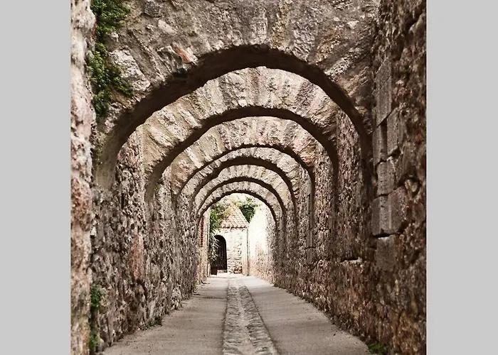 Les Maisons Du Conflent, Maisons Familiales En Pierre Au Coeur Des Remparts Nyaraló *