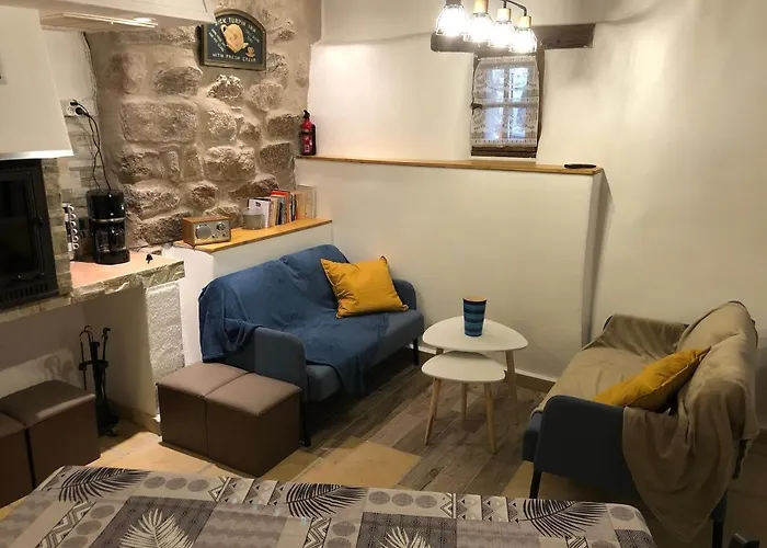 Les Maisons Du Conflent, Maisons Familiales En Pierre Au Coeur Des Remparts *