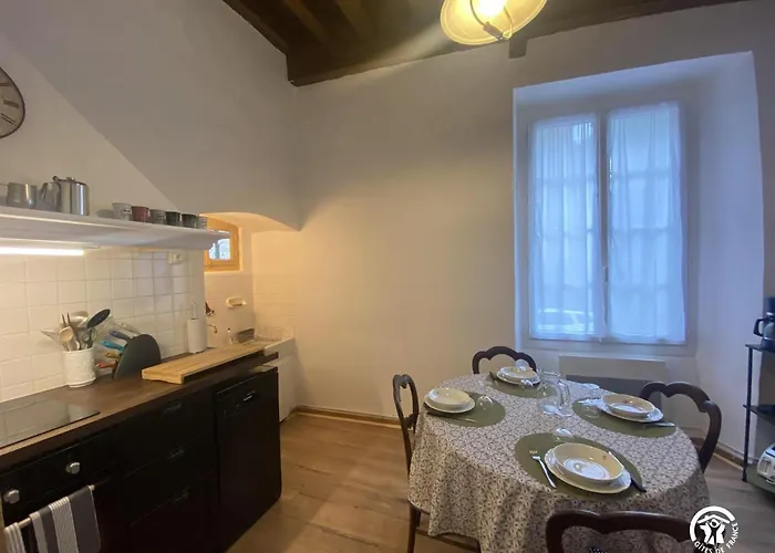 Les Maisons Du Conflent, Maisons Familiales En Pierre Au Coeur Des Remparts